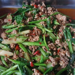 ผัดคะน้าหมูสับราดข้าว