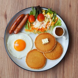 แพนเค้ก อาราบิกิ ไส้กรอก และไข่