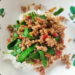 กะเพราหมูสับราดข้าว