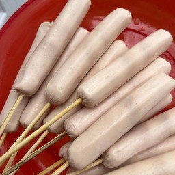 ไส้กรอกแวมไพร์สอดใส้ซอสมะเขือเทศ