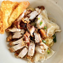 บะหมี่เกี๊ยวหมูกรอบ