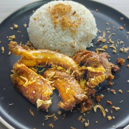 ไข่ปลาโอทอดกระเทียม+ ซุปสาหร่าย