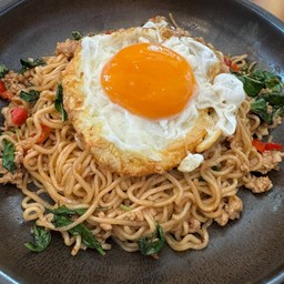 ผัดมาม่ากะเพราหมู