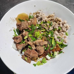 ข้าวต้มแห้งหมูตุ๋นหมูสับ