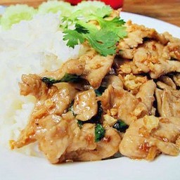 ข้าวหมูกระเทียมพริกไทย