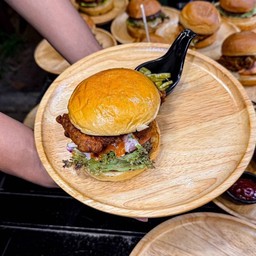 Burger crispy chicken nashville