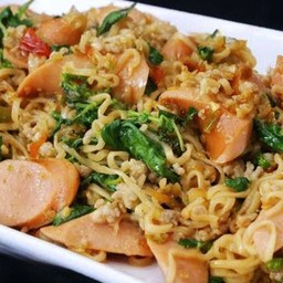 ผัดมาม่าขี้เมาหมูไส้กรอก