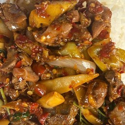 ข้าวพริกแกงเครื่องในไก่ใส่หน่อไม้