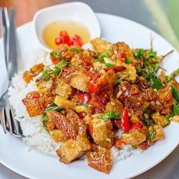 ข้าวกะเพราะหมูกรอบ