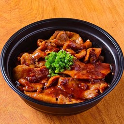 ข้าวหมูหรือผัดซอสเกาหลี