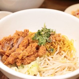 บะหมี่แห้งไก่กรอบ