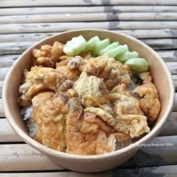 ข้าวไข่เจียวหมูสับ โหระพา หอมใหญ่