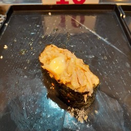 ข้าวปั้นหน้าสลัดทูน่า