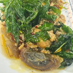 ไข่เยี่ยวม้ากระเพรากรอบ