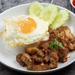 ข้าวสามชั้นทอดกระเทียม