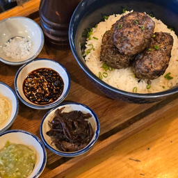 ข้าวหน้าเนื้อแฮมเบิร์ก 200 กรัม