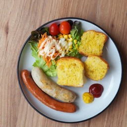 ไส้กรอกเยอรมัน สลัดผัก ขนมปังกระเทียม