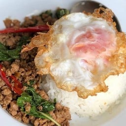 ข้าวกะเพราหมูสับ+ฟรีไข่ดาว