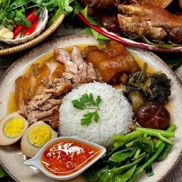 ข้าวกะเพรา ขาหมู ข้าวไข่เจียว วรนคร @ข้างสนามบินน่าน
