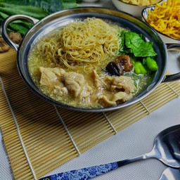 [อร่อยซ่ากับโค้ก] ราดหน้าเส้นหมี่ +  โค้ก ออริจินัล (กระป๋อง)