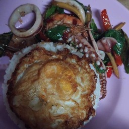 ผัดฉ่าทะเลราดข้าวไข่ดาว