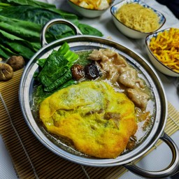 ราดหน้าเส้นใหญ่ห่อไข่