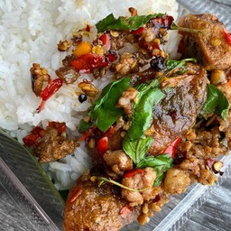 ข้าวกระเพราไข่เยี่ยวม้า+หมูสับ/ไกสับ/เนื้อสับ