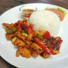 ไก่ผัดเม็ดมะม่วงราดข้าว