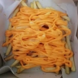 เฟรนส์ฟรายส์ราดชีส