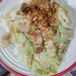 ผัดกะหล่ำปลีหมูกรอบ ราดข้าว