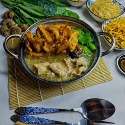 ราดหน้าเส้นใหญ่ไข่กรอบ