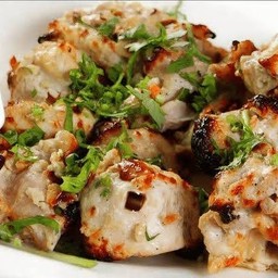 เนื้อไก่ไร้กระดูกหมักด้วยขิง กระเทียม และเครื่องเทศย่าง