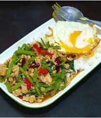 ผัดผักบุ้งไก่ราดข้าว