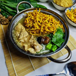 [อร่อยซ่ากับโค้ก] ราดหน้าหมี่กรอบ +  โค้ก ออริจินัล (กระป๋อง)