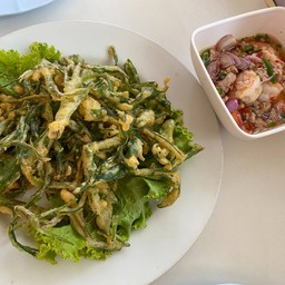 ยำผักบุ้งทอดดรอบ