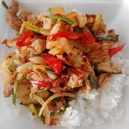 หมูสดผัดพริกเผาราดข้าว