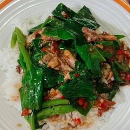 คะน้าปลากระป๋อง ราดข้าว