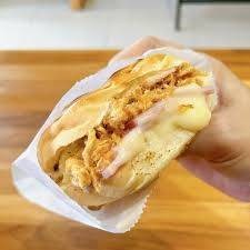 ขนมปังไส้ทะลัก หมูหยองน้ำสลัด