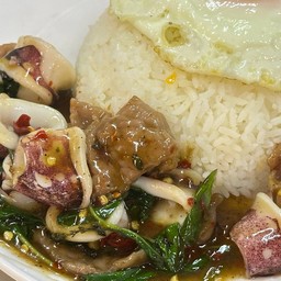 กระเพราเนื้อปลาหมึก