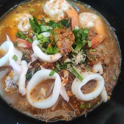 ก๋วยเตี๋ยวทะเลต้มยำมะนาวสด(กุัง ,ปลาหมึก)