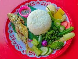 ข้าวปลาทูทอด ผักลวก ผักสด น้ำบูดู