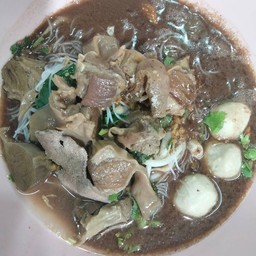 เส้นหมี่ลูกชิ้นหมูตุ๋นนำ้ตก