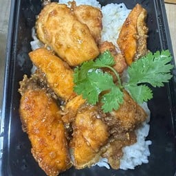 ข้าวแซลมอนผัดซอสกระเทียม