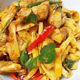 ผัดพริกแกงไก่หน่อไม้