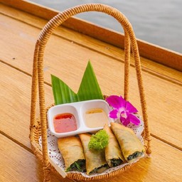 ปอเปี๊ยะผักโขมอบชีส