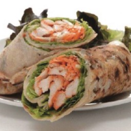 ไก่ย่างชิ้นนุ่มรสชาติกลมกล่อม ห่อด้วยแป้งแผ่นแบนและซอสโยเกิร์ตผักชีและมิ้นต์