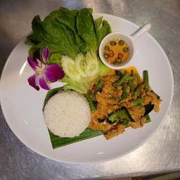 ข้าวผัดพริกแกง