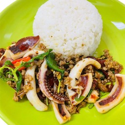 ข้าวกะเพราหมูสับ+ปลาหมึก