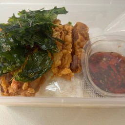 ข้าวไก่ทอดซอสกระเพรา