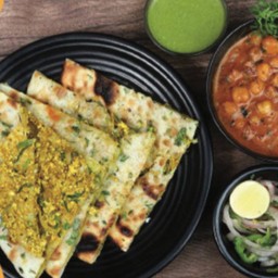 ขนมปังนานใส่มันฝรั่ง ชีส และหัวหอม